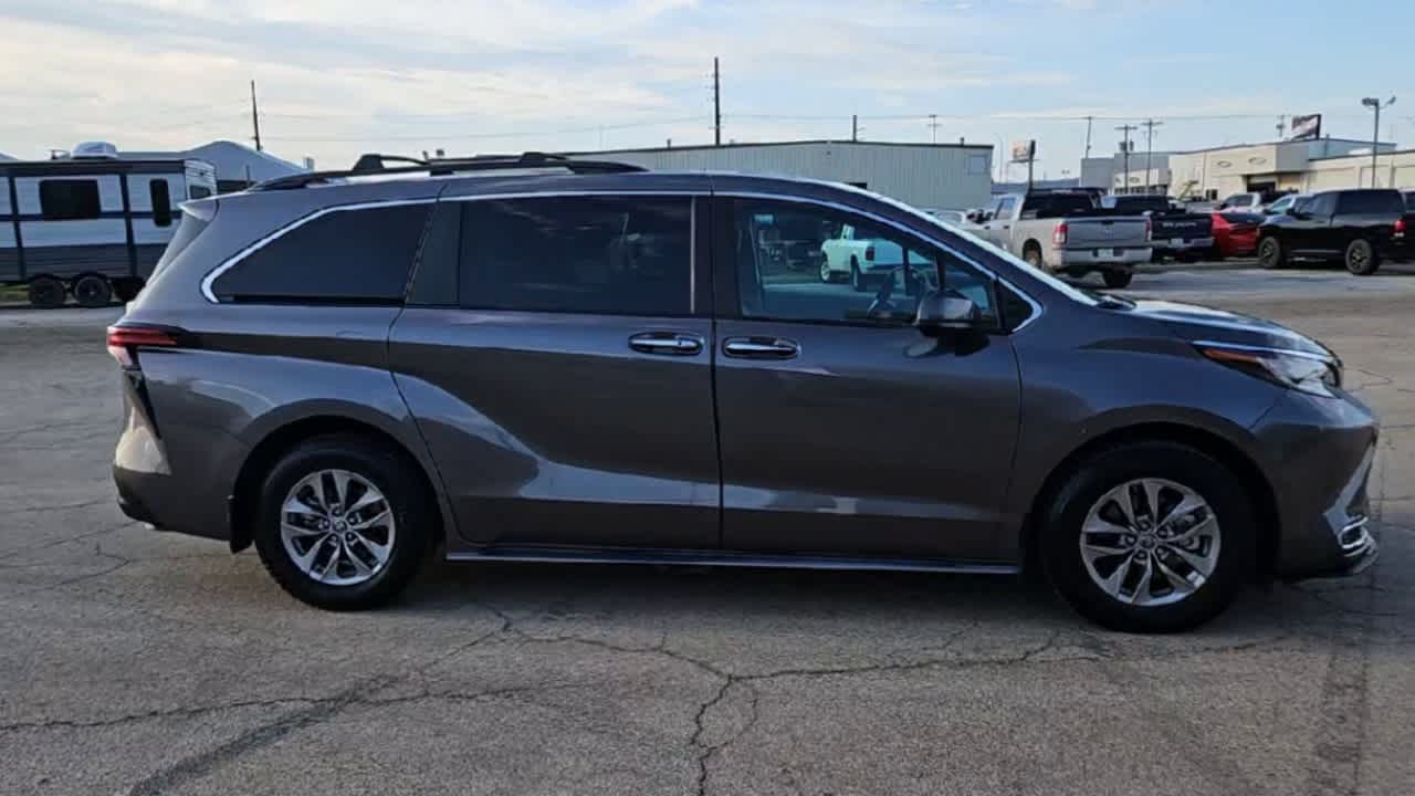 Thumbnail: 2022 Toyota Sienna - 9