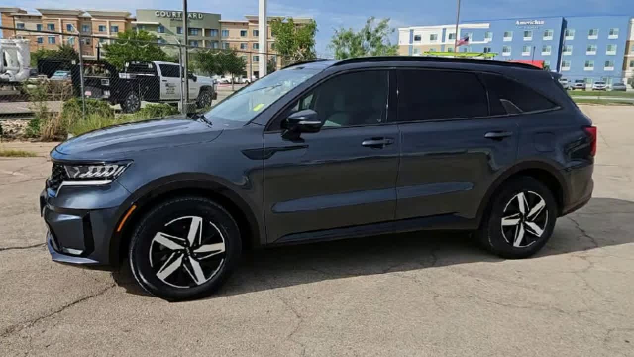 Thumbnail: 2022 Kia Sorento - 4