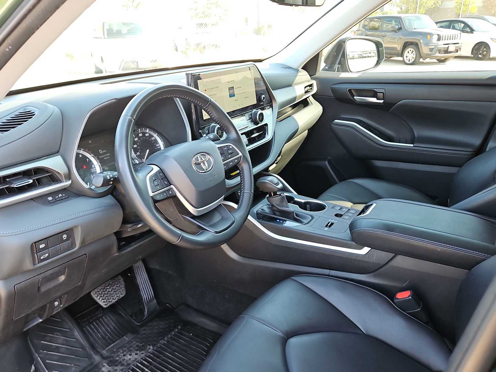Thumbnail: 2023 Toyota Highlander - 10