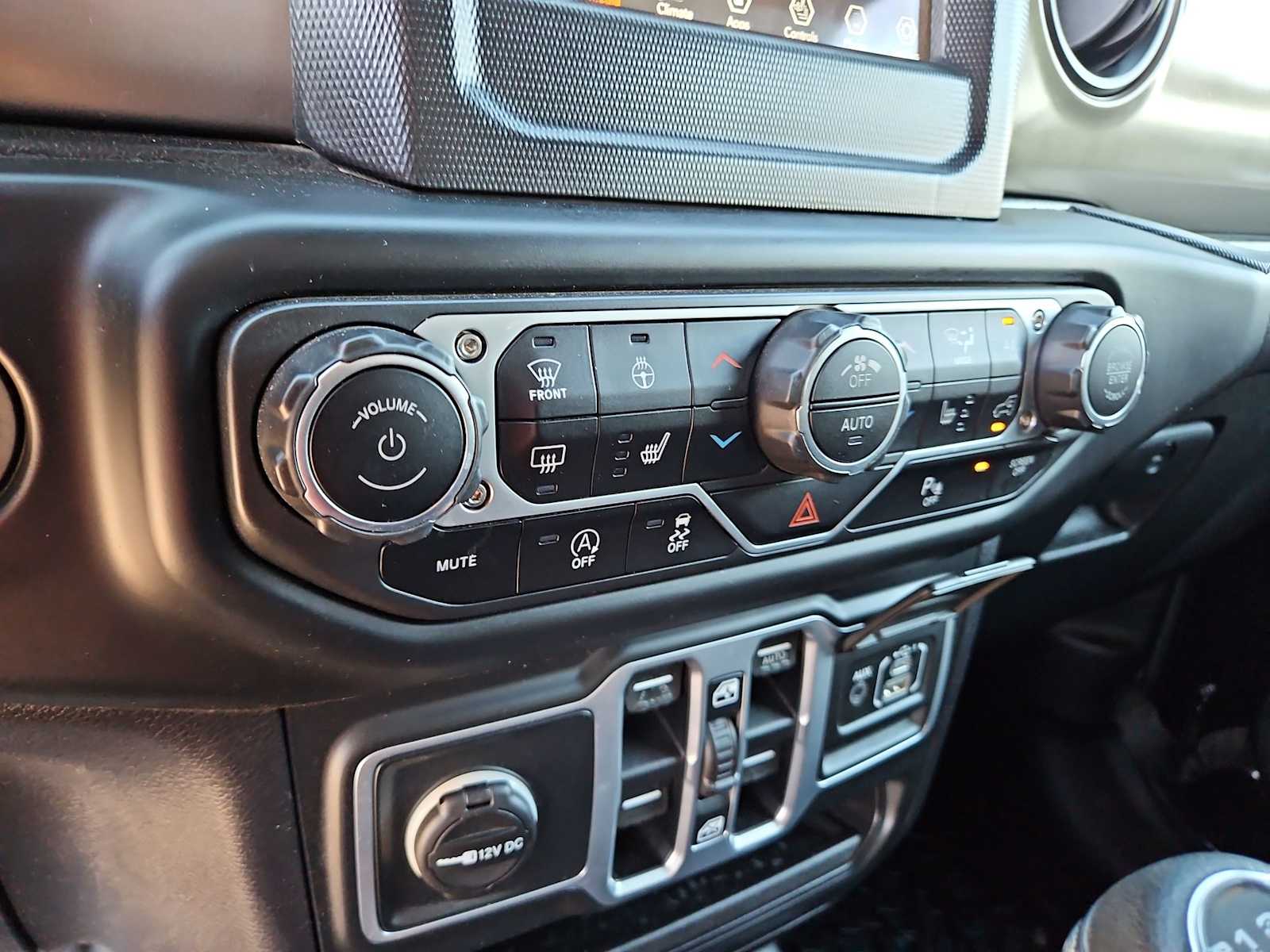 Thumbnail: 2018 Jeep Wrangler - 24