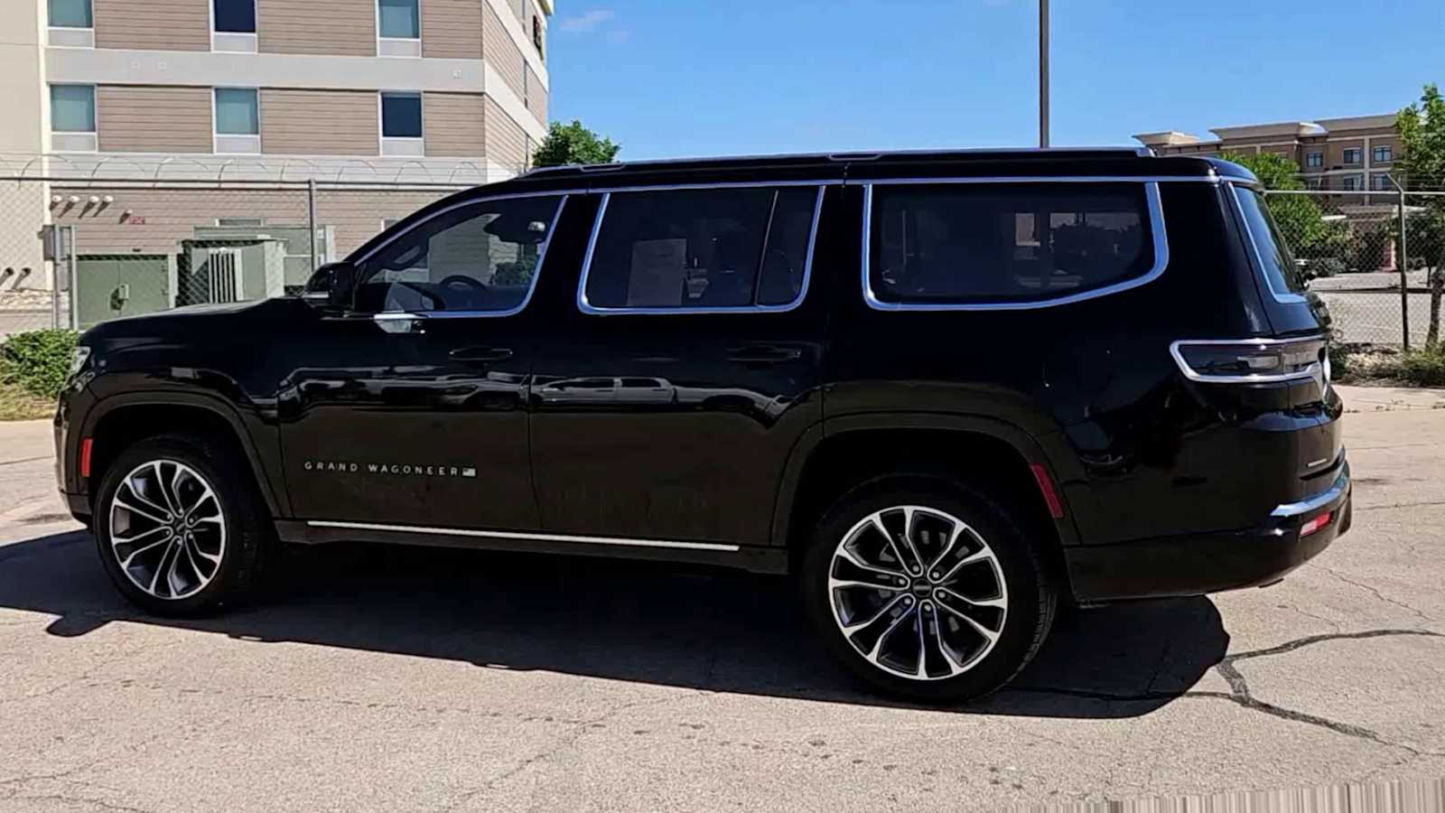 Thumbnail: 2022 Jeep Grand Wagoneer - 5