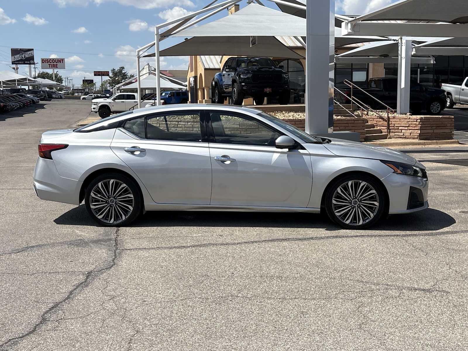Thumbnail: 2023 Nissan Altima - 9