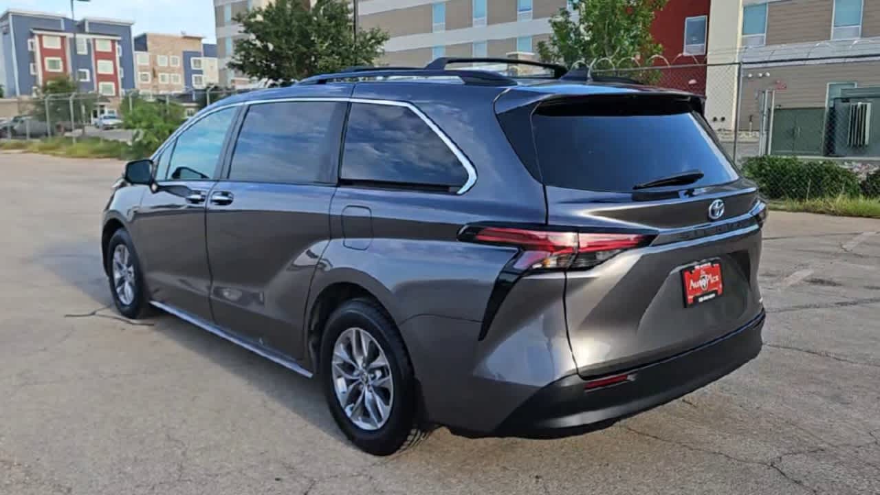 Thumbnail: 2022 Toyota Sienna - 6