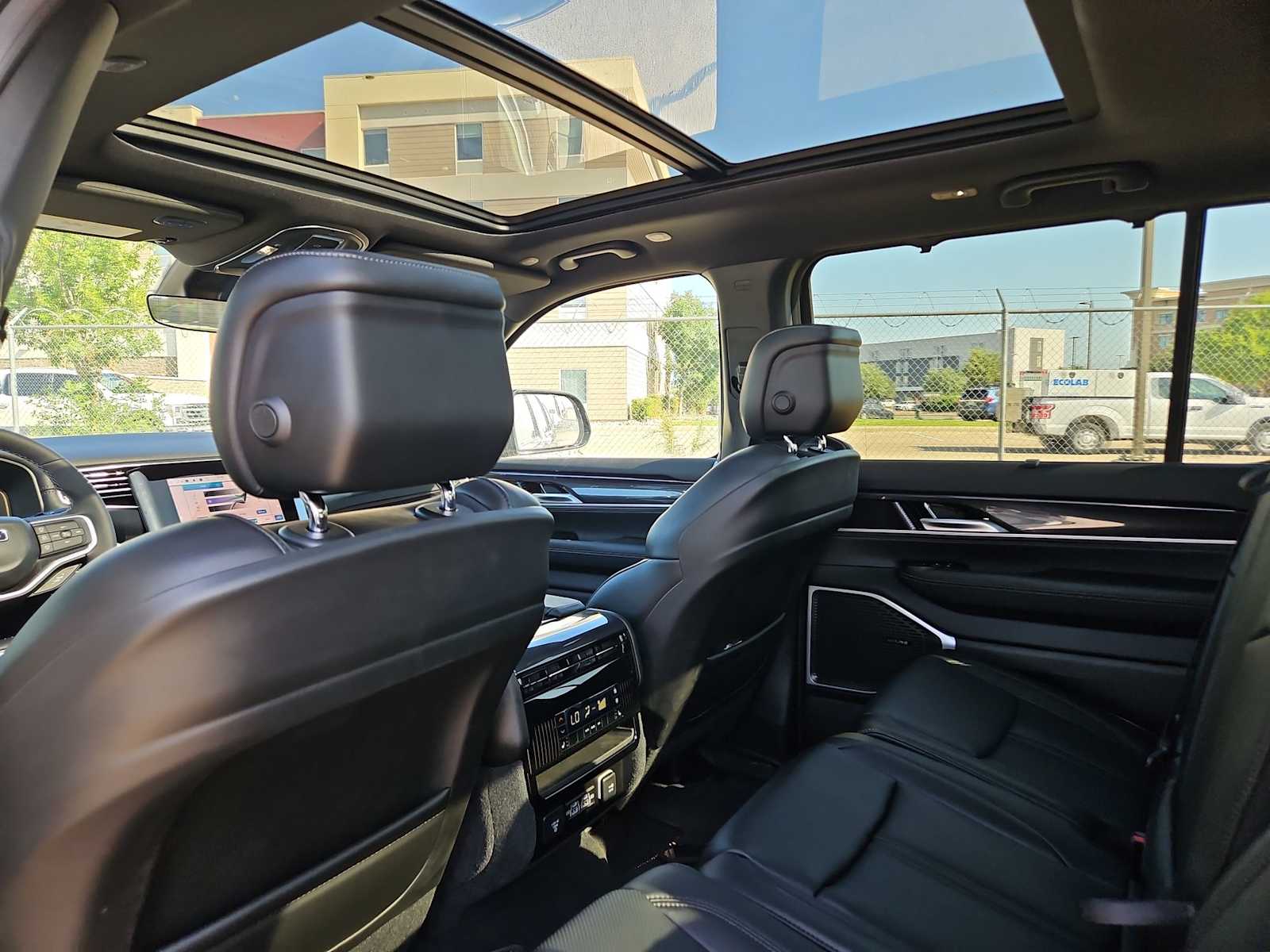 Thumbnail: 2024 Jeep Wagoneer - 18