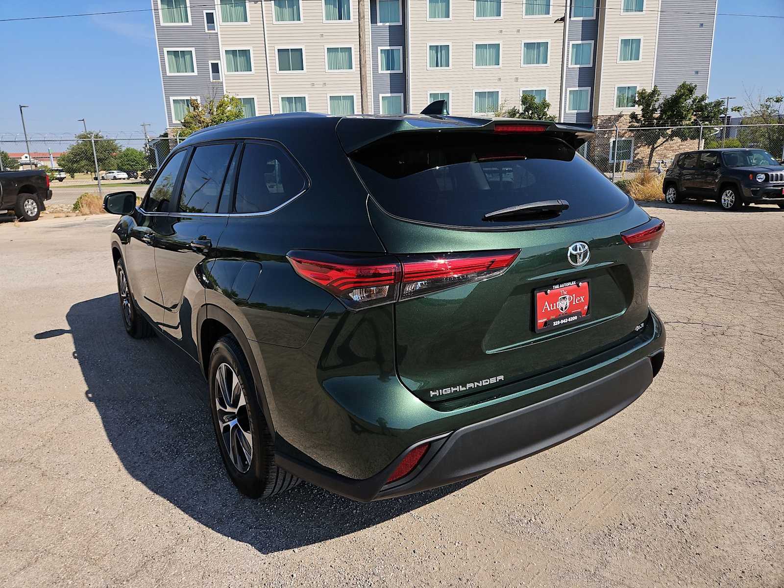 Thumbnail: 2023 Toyota Highlander - 12