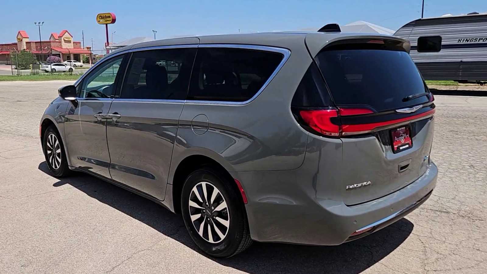 Thumbnail: 2023 Chrysler Pacifica - 6