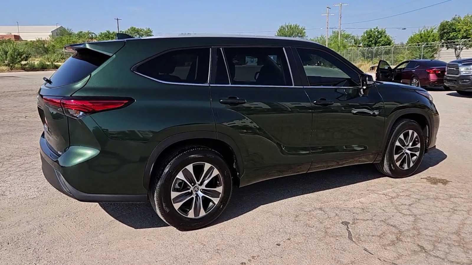 Thumbnail: 2023 Toyota Highlander - 8