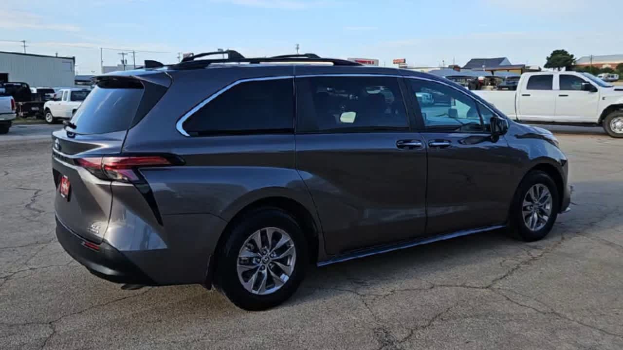 Thumbnail: 2022 Toyota Sienna - 8