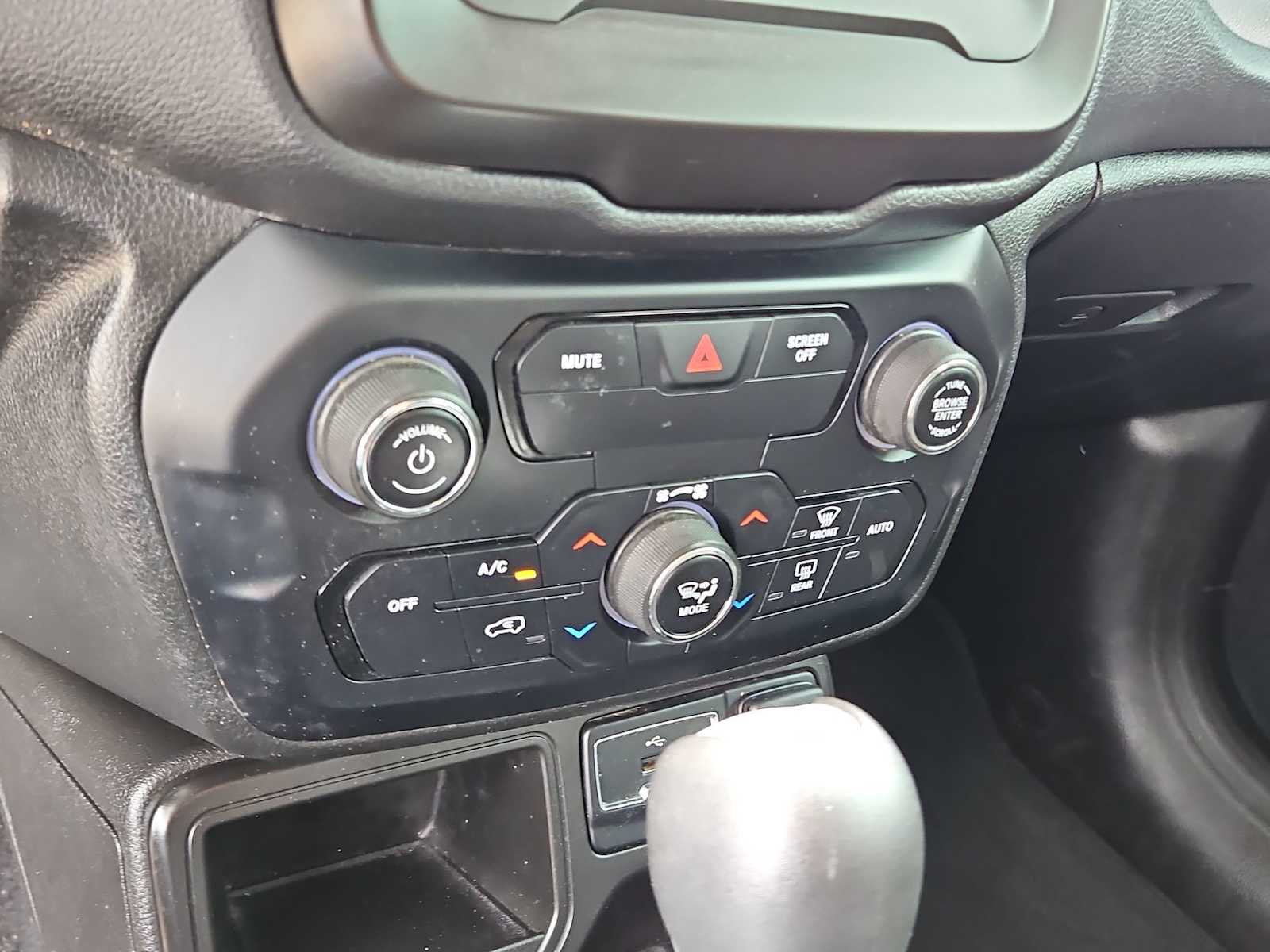 Thumbnail: 2020 Jeep Renegade - 28