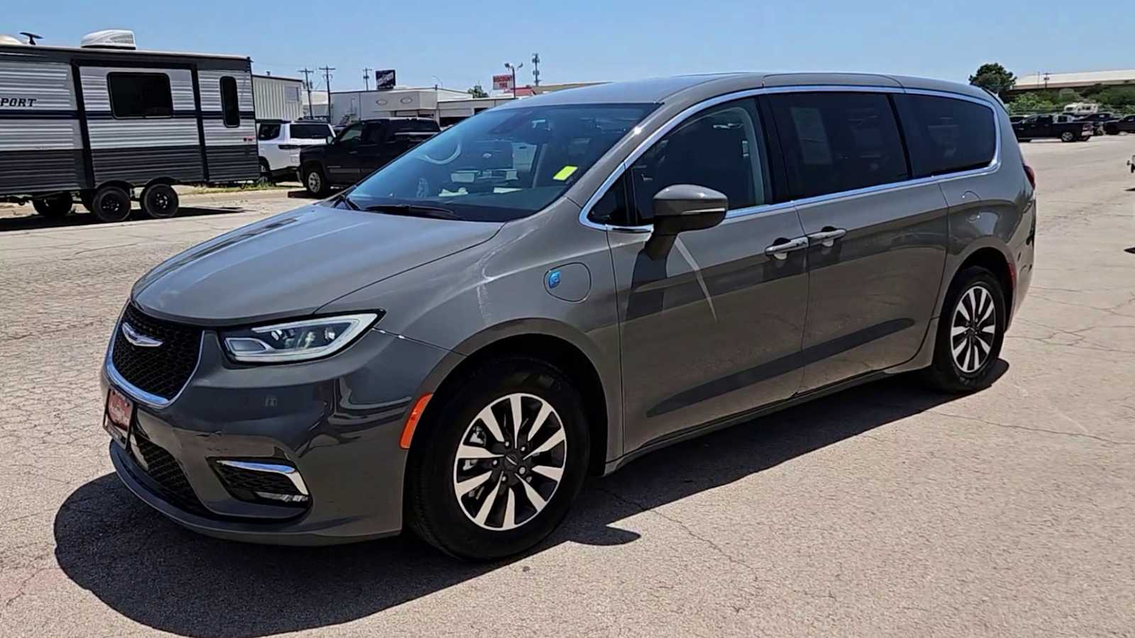 Thumbnail: 2023 Chrysler Pacifica - 4