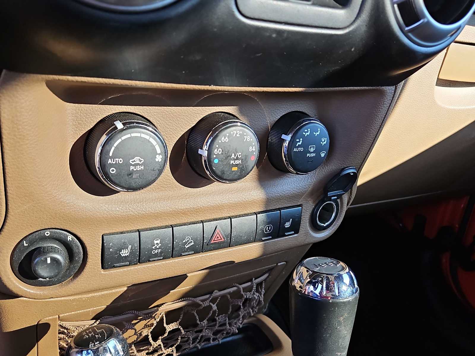 Thumbnail: 2015 Jeep Wrangler - 28