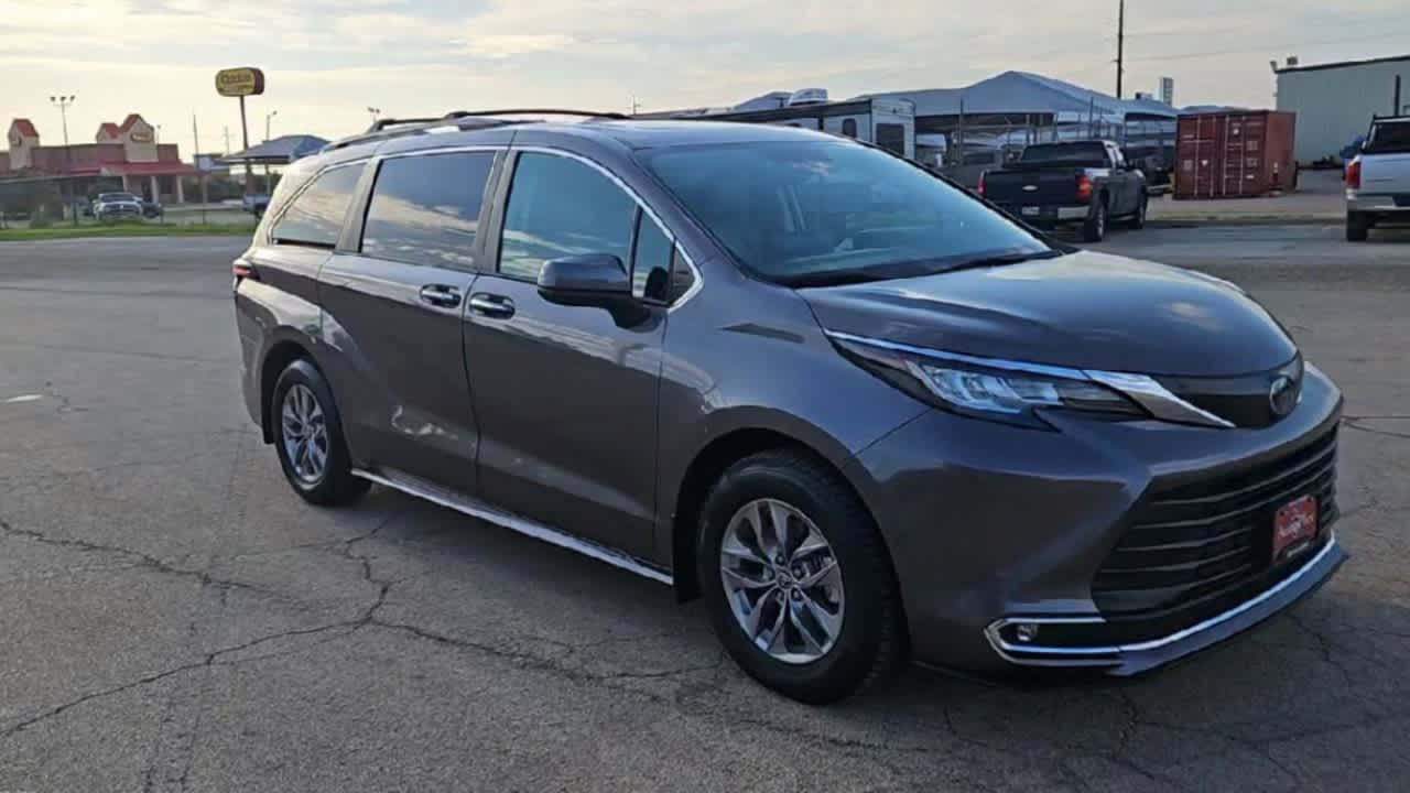 Thumbnail: 2022 Toyota Sienna - 2