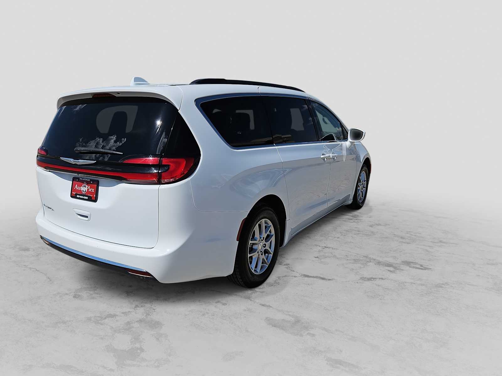 Thumbnail: 2022 Chrysler Pacifica - 8
