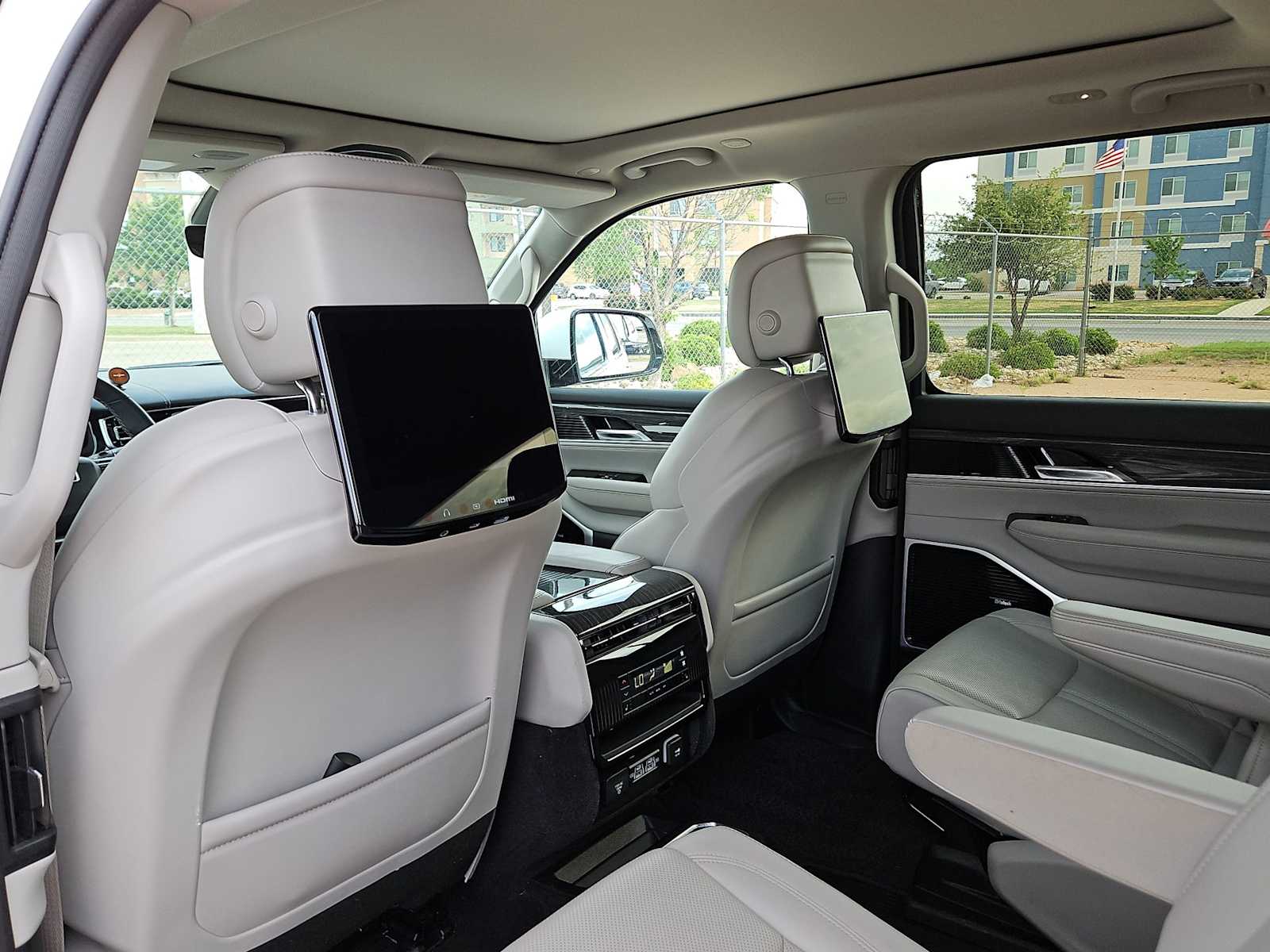 Thumbnail: 2022 Jeep Wagoneer - 18