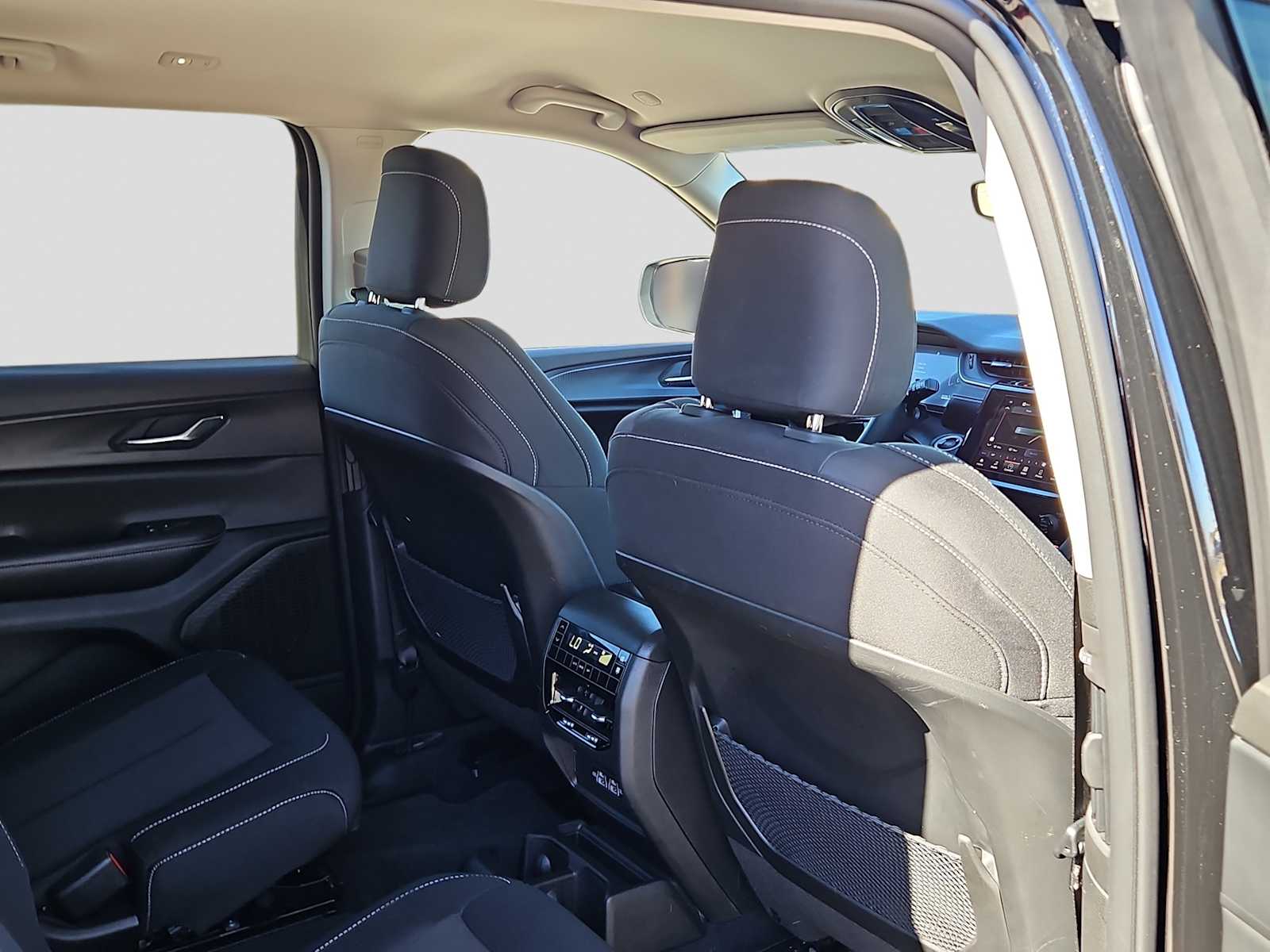 Thumbnail: 2024 Jeep Grand Cherokee L - 17