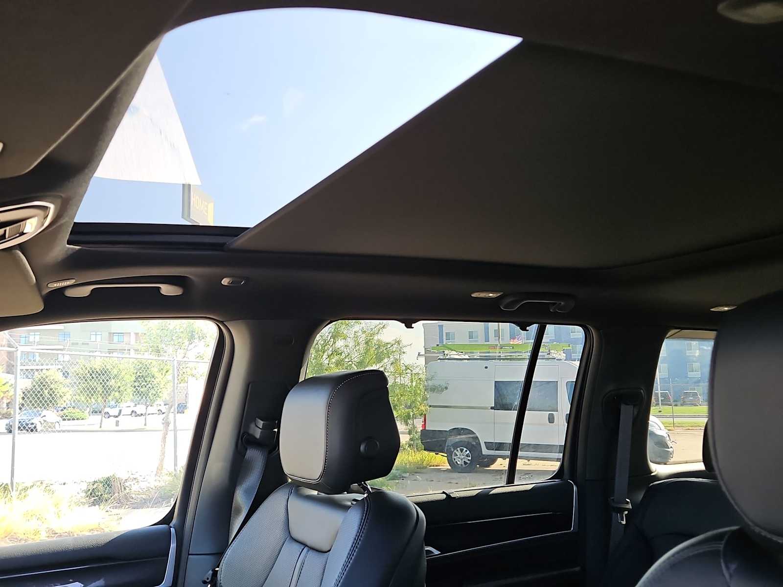 Thumbnail: 2024 Jeep Wagoneer - 22