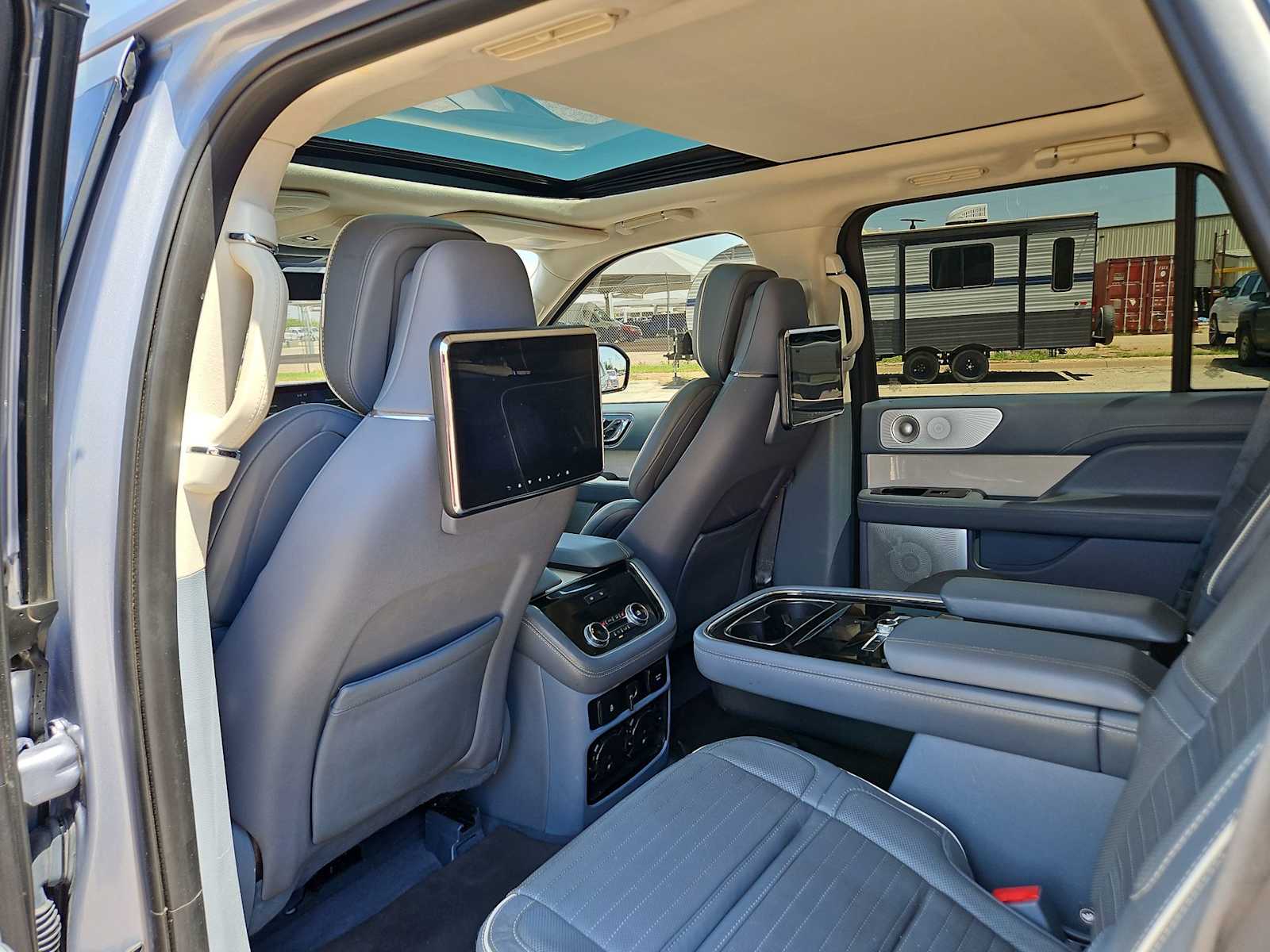 Thumbnail: 2019 Lincoln Navigator L - 18