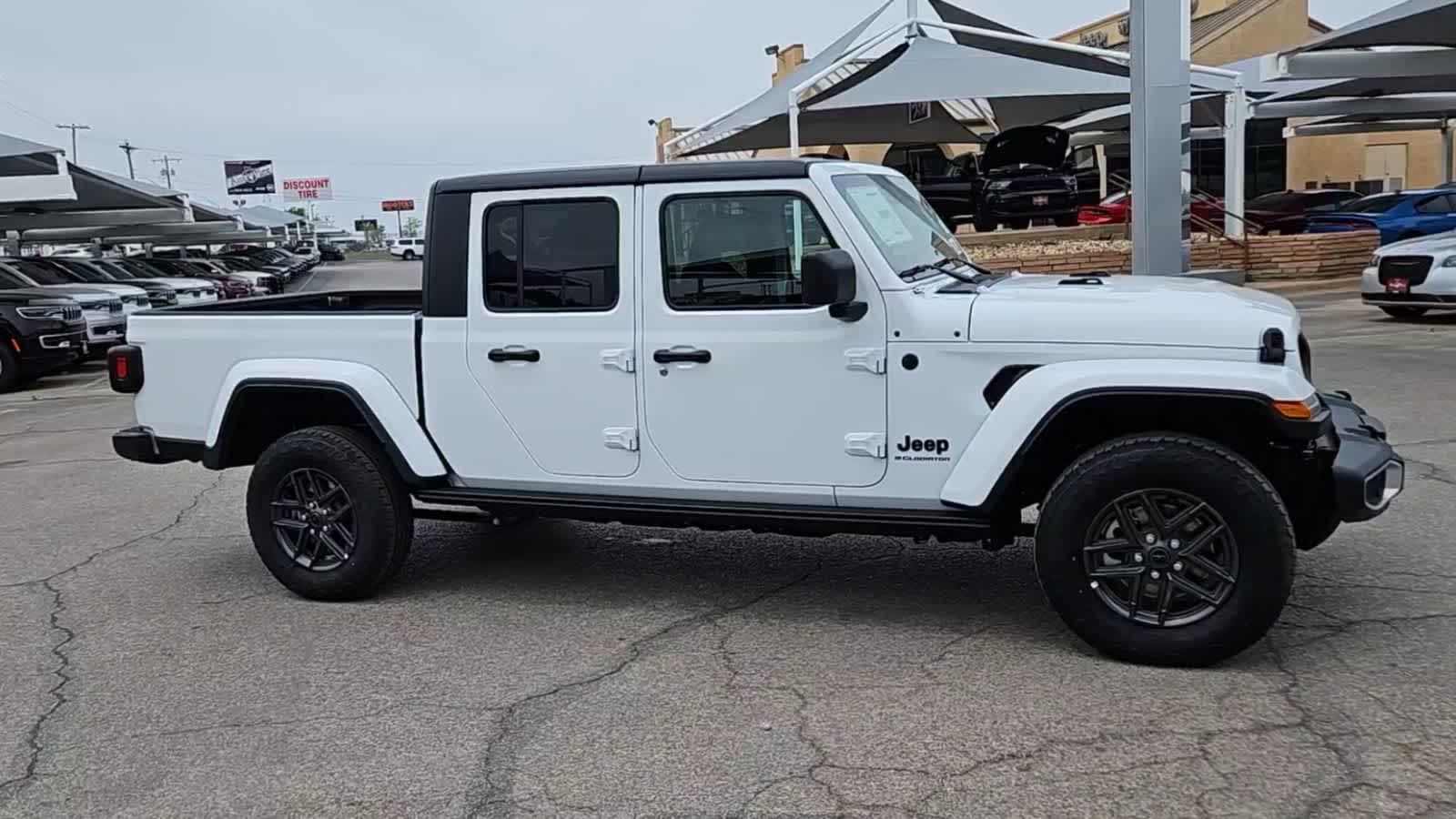 Thumbnail: 2024 Jeep Gladiator - 9