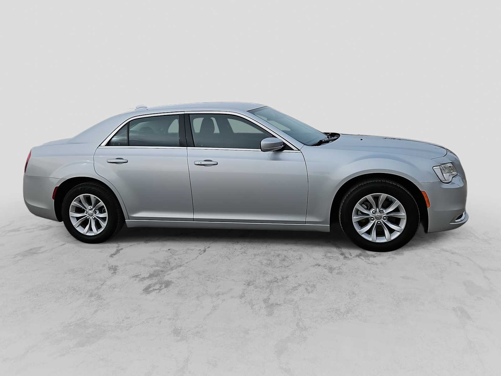 Thumbnail: 2023 Chrysler 300 - 9