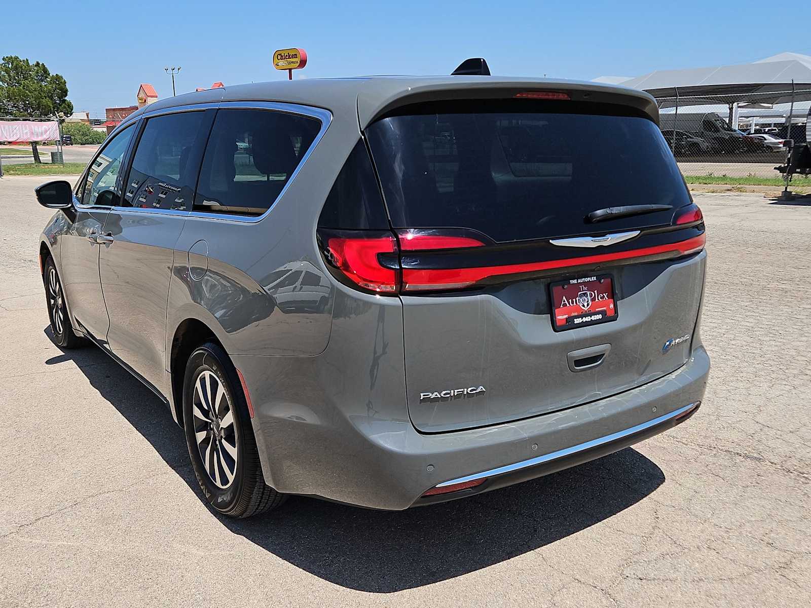 Thumbnail: 2023 Chrysler Pacifica - 12
