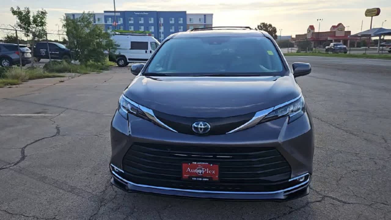 Thumbnail: 2022 Toyota Sienna - 3