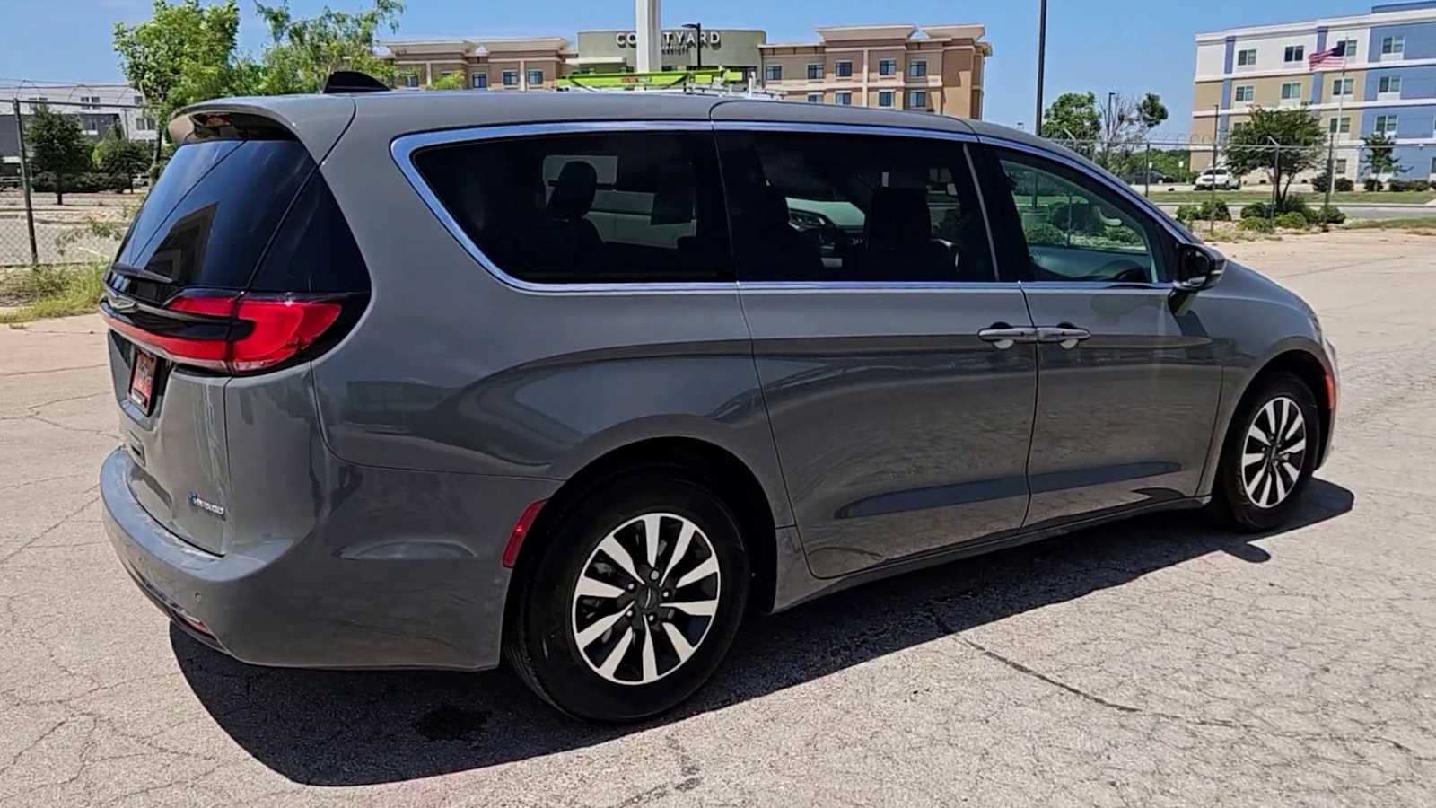 Thumbnail: 2023 Chrysler Pacifica - 8