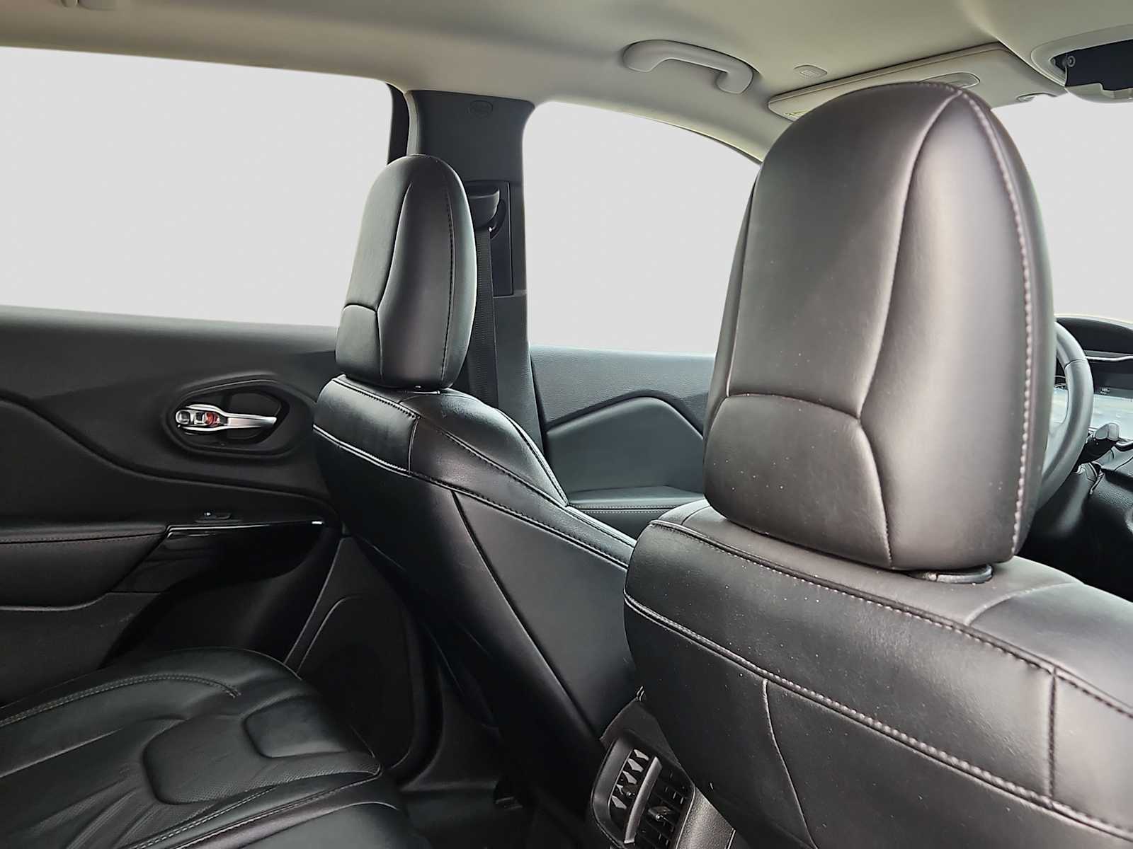 Thumbnail: 2023 Jeep Cherokee - 17