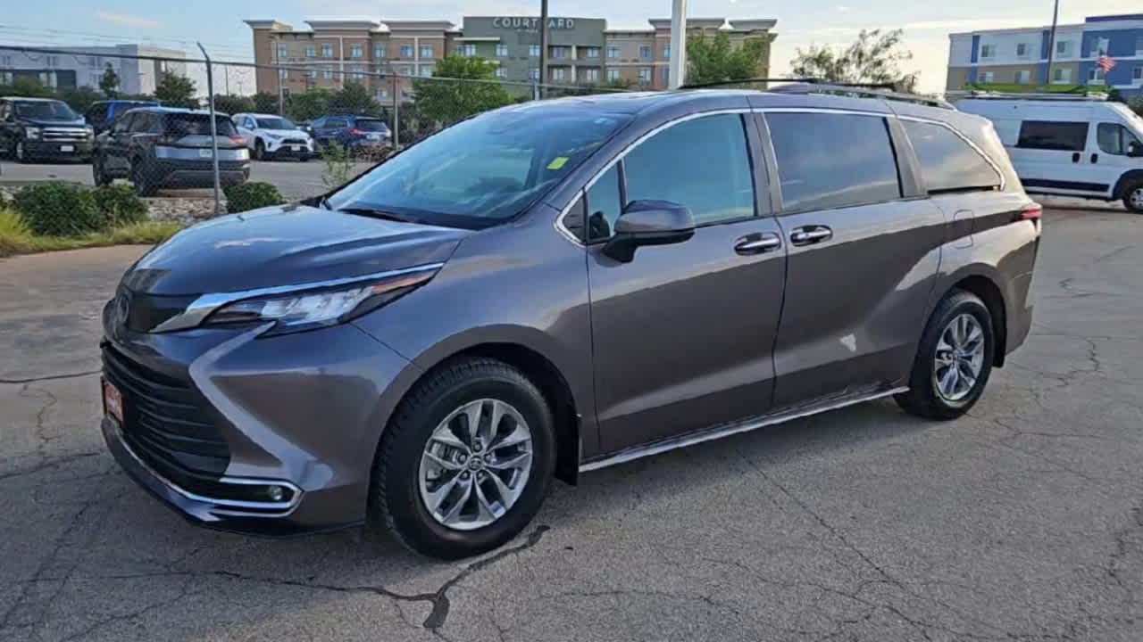 Thumbnail: 2022 Toyota Sienna - 4