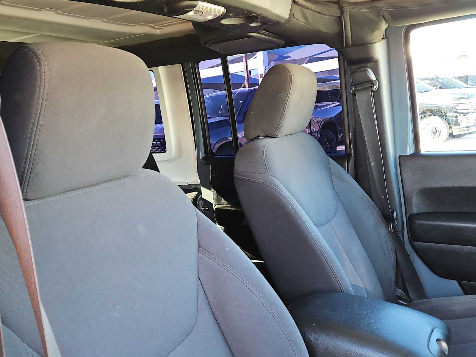 Thumbnail: 2015 Jeep Wrangler - 17