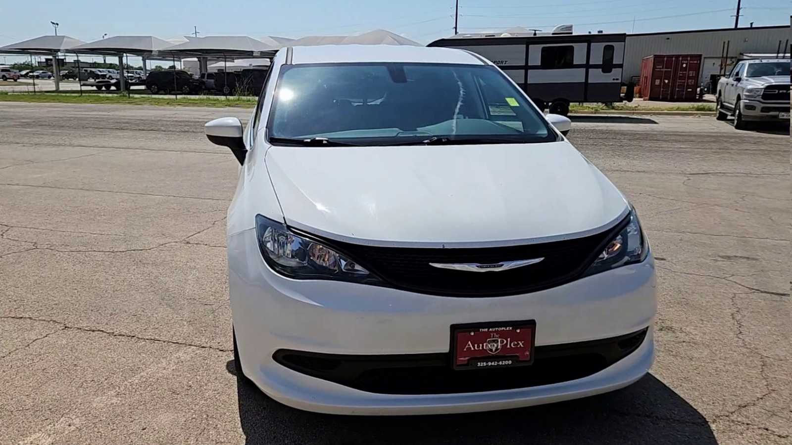 2022 Chrysler Voyager LX photo 3