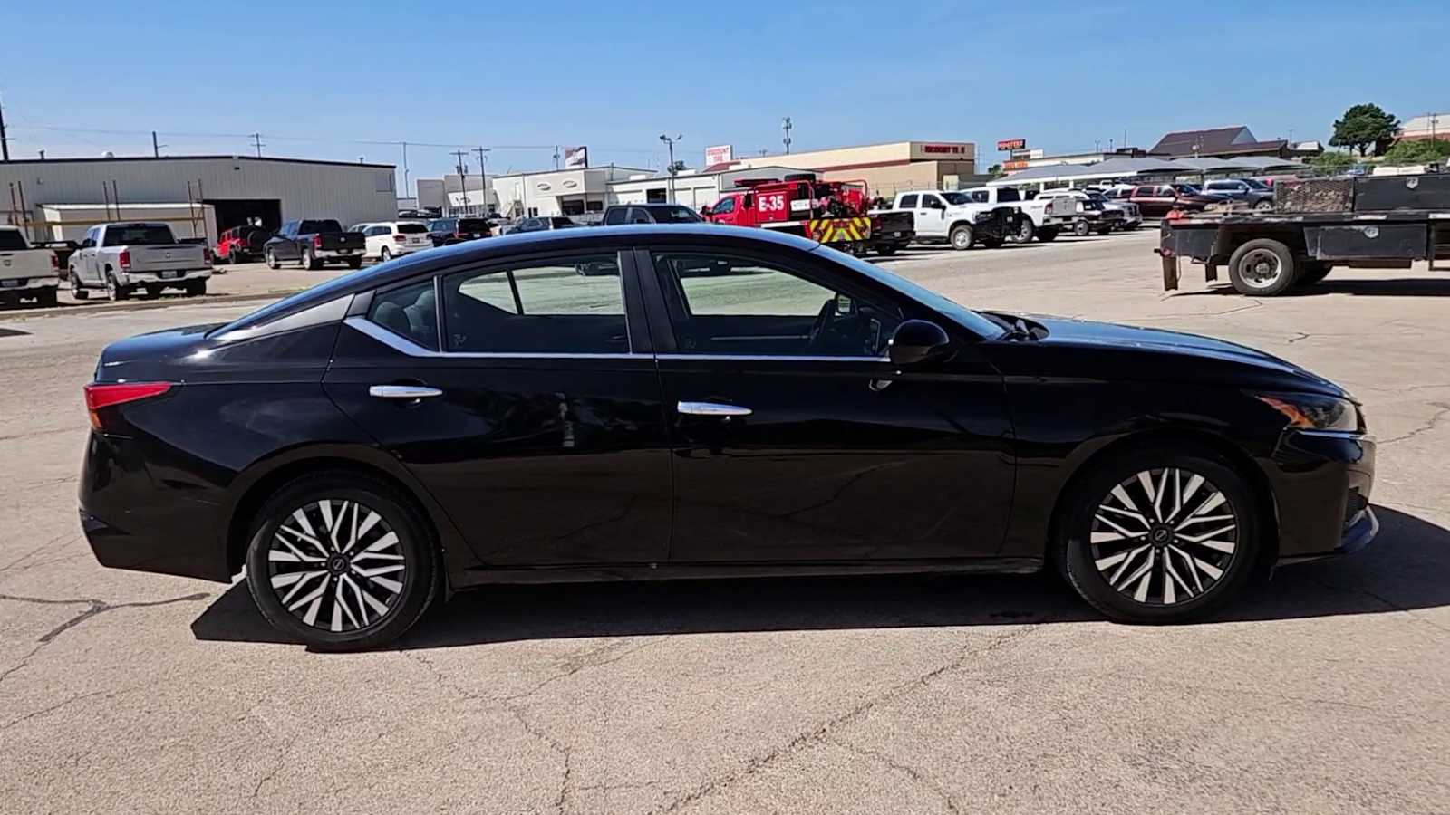 Thumbnail: 2023 Nissan Altima - 9
