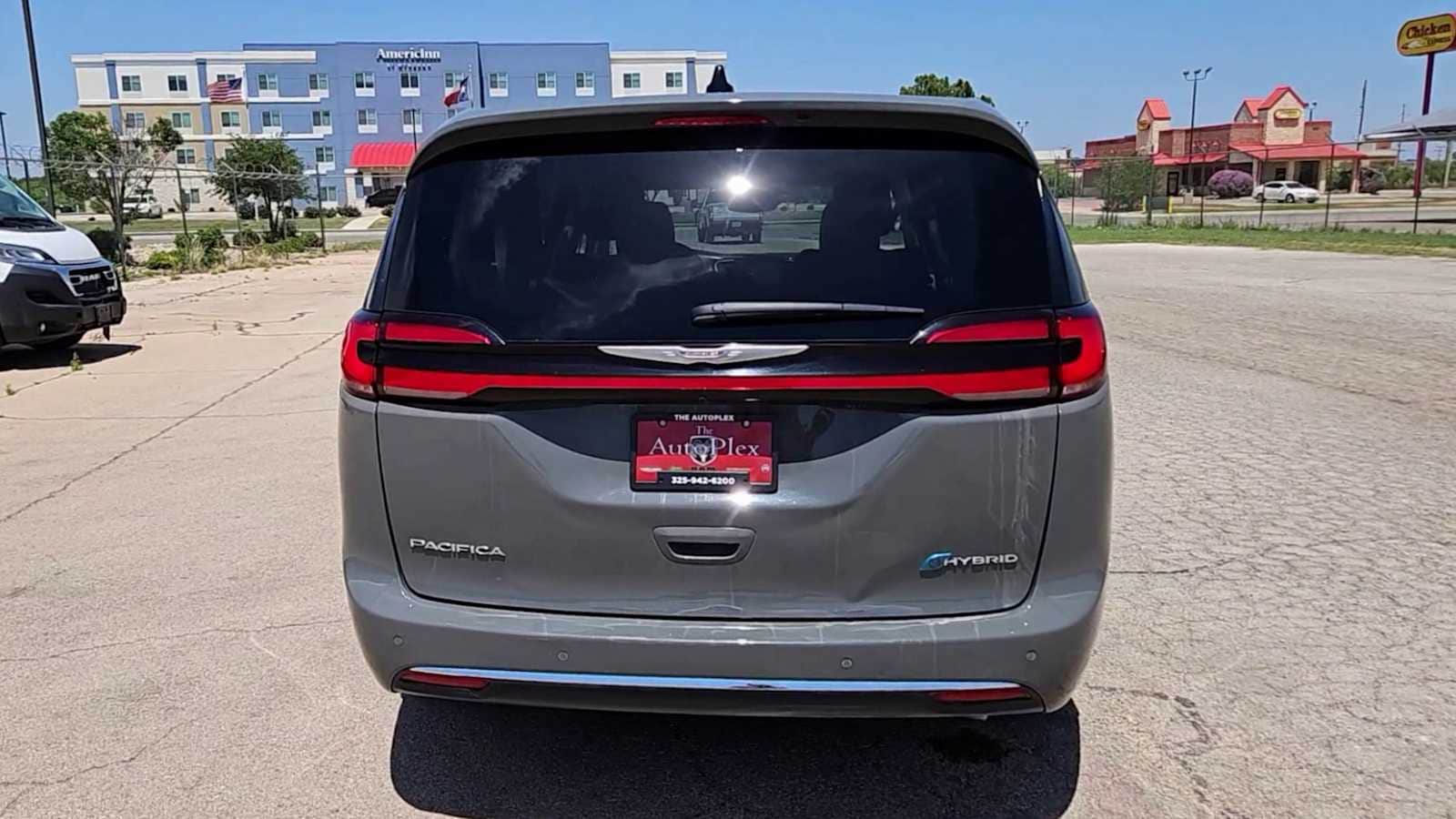 Thumbnail: 2023 Chrysler Pacifica - 7