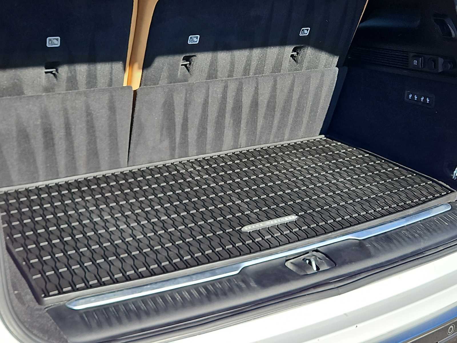 Thumbnail: 2022 Jeep Grand Wagoneer - 23