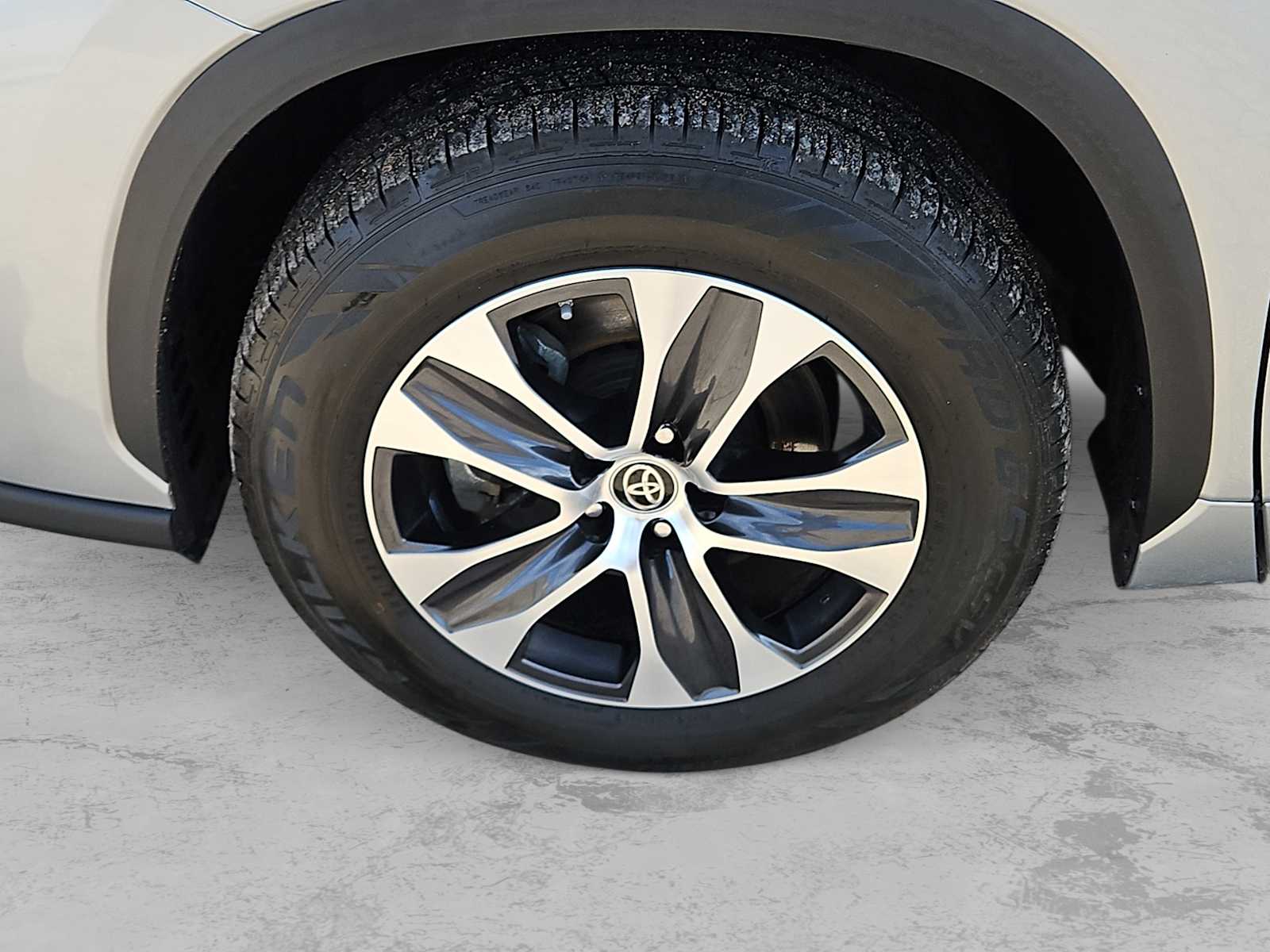 Thumbnail: 2023 Toyota Highlander - 12