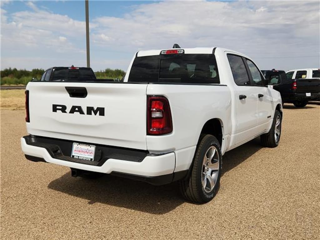 New 2026 Ram 1500 EXPRESS CREW CAB 4X2 5'7 BOX Pickup