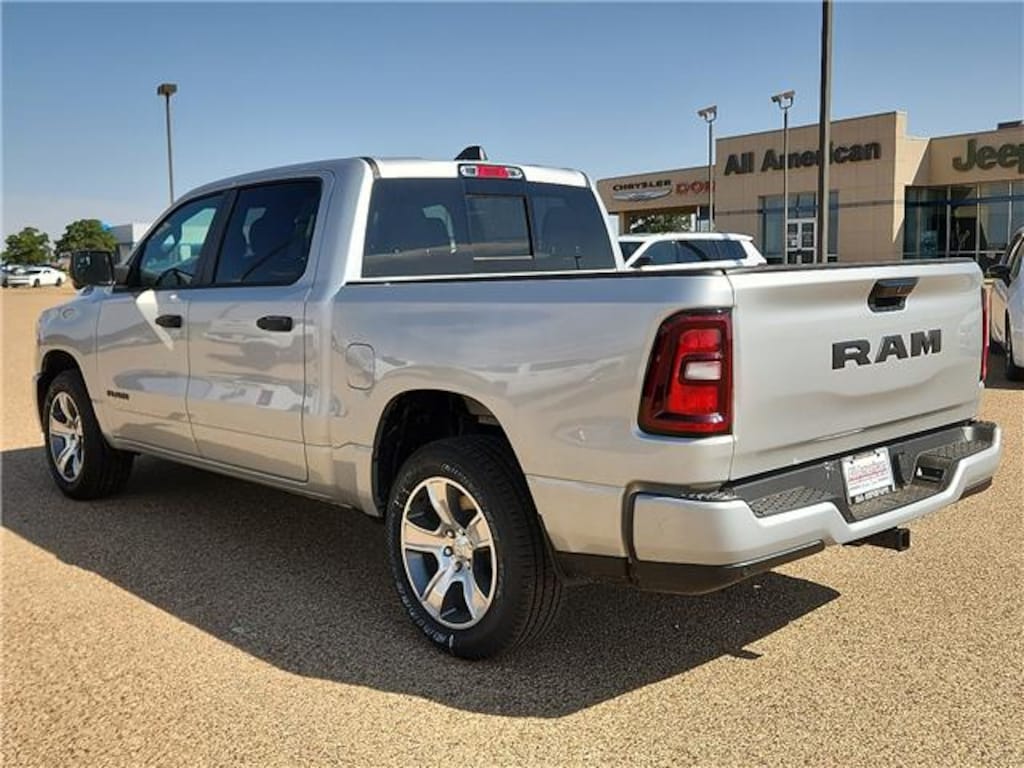 New 2026 Ram 1500 EXPRESS CREW CAB 4X2 5'7 BOX Pickup