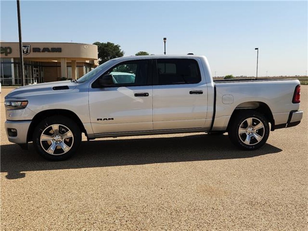 New 2026 Ram 1500 EXPRESS CREW CAB 4X2 5'7 BOX Pickup