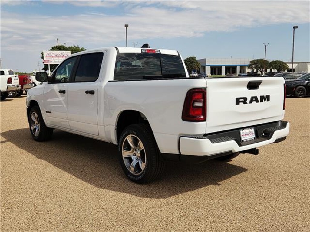 New 2026 Ram 1500 EXPRESS CREW CAB 4X2 5'7 BOX Pickup