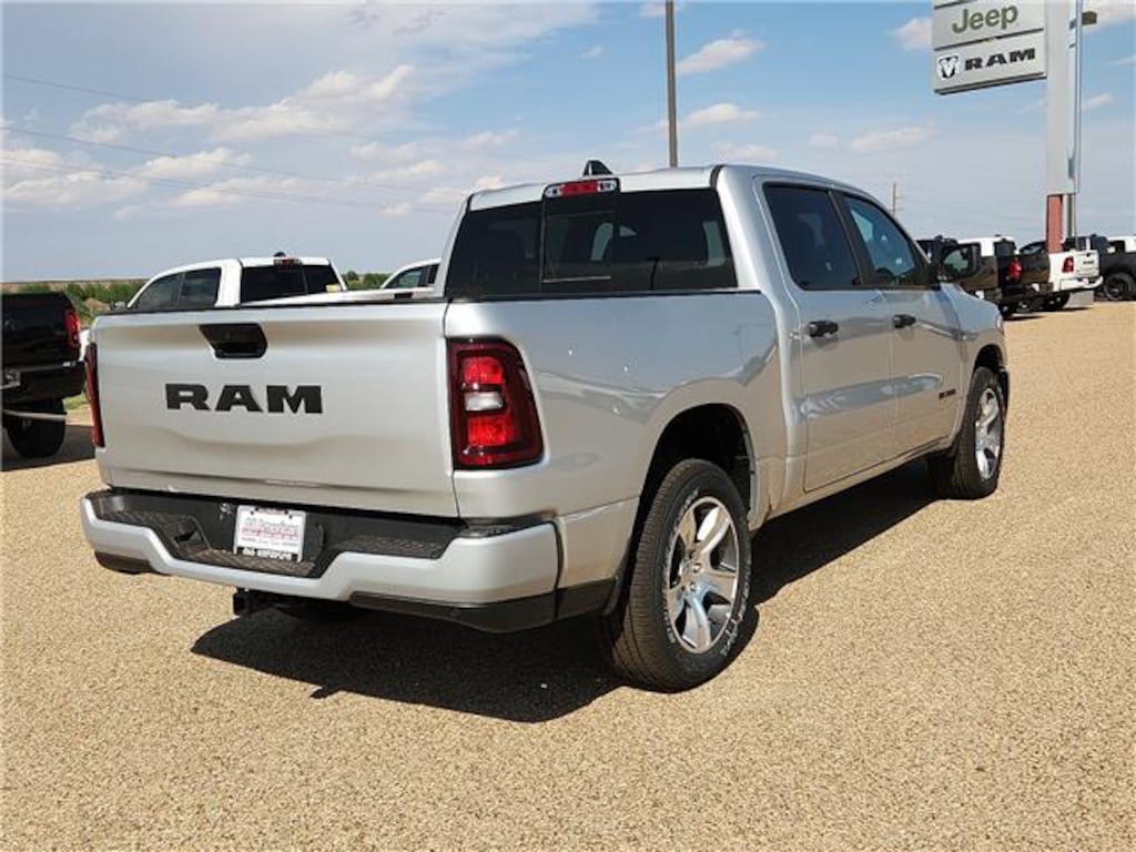 New 2026 Ram 1500 EXPRESS CREW CAB 4X2 5'7 BOX Pickup