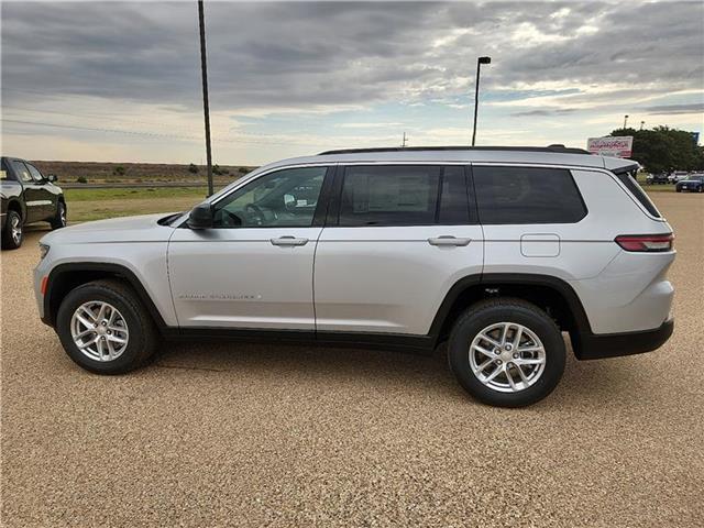 2025 Jeep Grand Cherokee Laredo photo 2