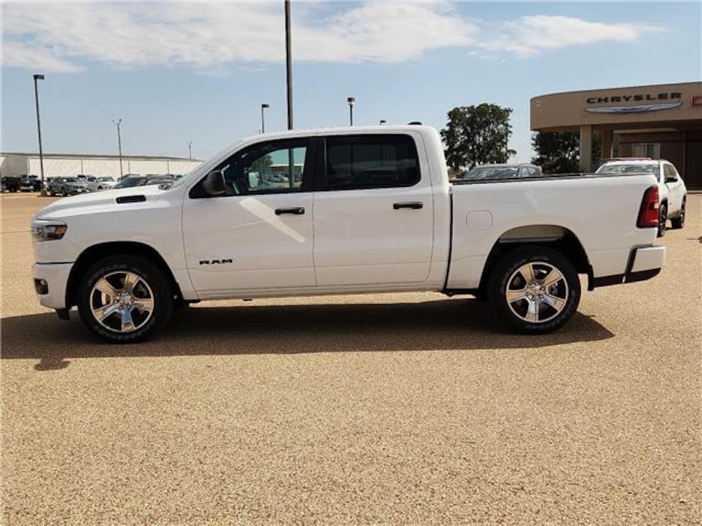 New 2026 Ram 1500 EXPRESS CREW CAB 4X2 5'7 BOX Pickup