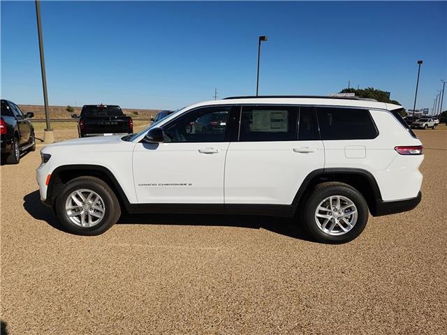 2025 Jeep Grand Cherokee Laredo photo 2