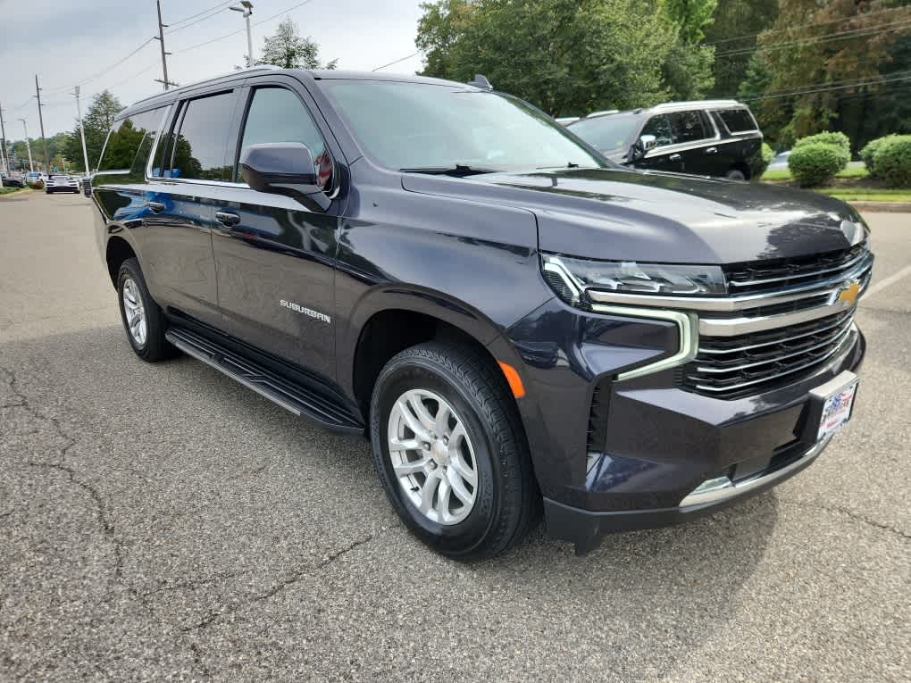 2024 Chevrolet Suburban LT photo 3