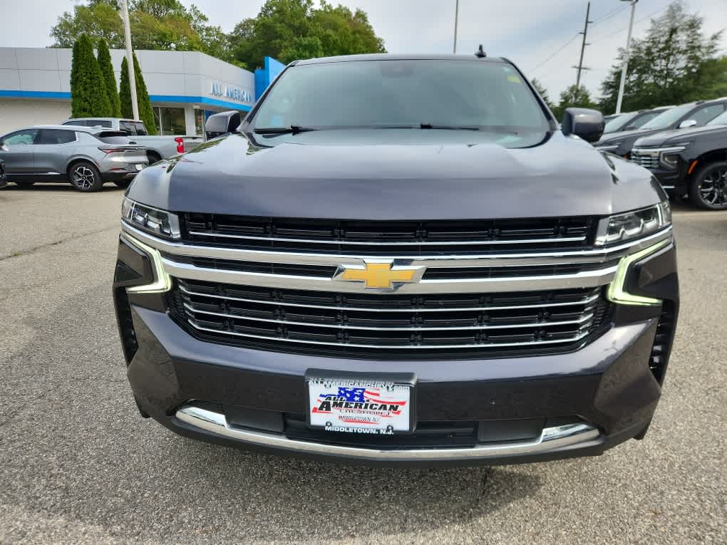 2024 Chevrolet Suburban LT photo 2