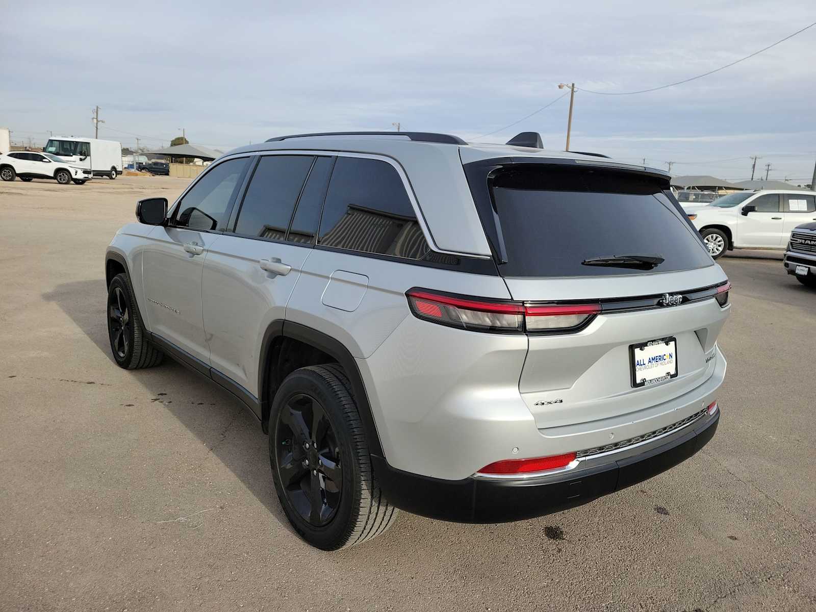 Thumbnail: 2023 Jeep Grand Cherokee - 12