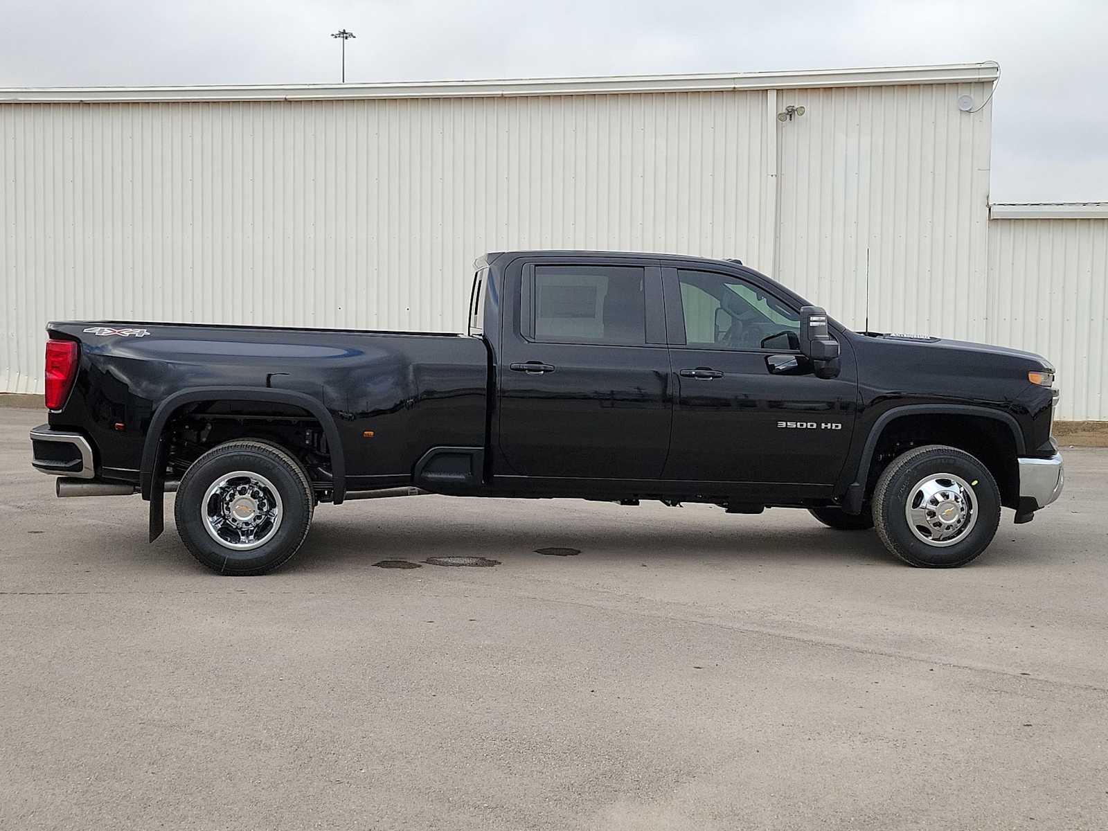 Thumbnail: 2026 Chevrolet Silverado 3500 - 9