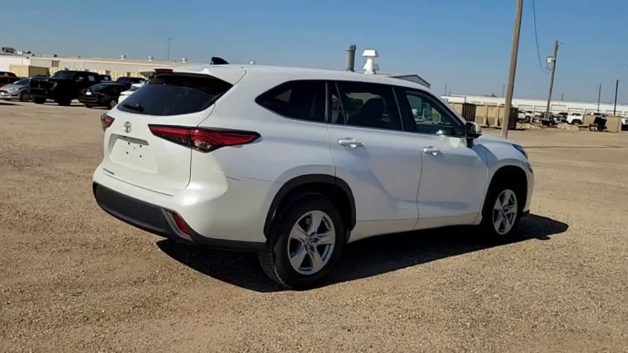 Thumbnail: 2023 Toyota Highlander - 8