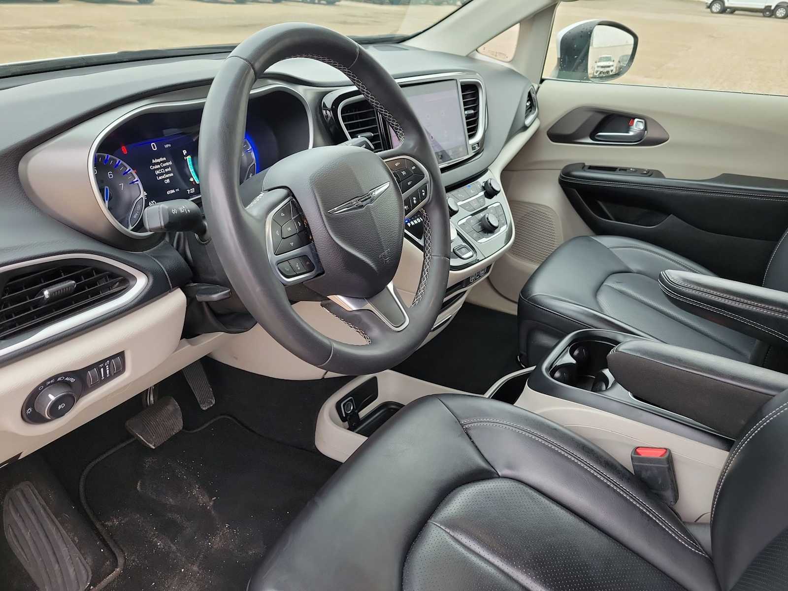 Thumbnail: 2023 Chrysler Pacifica - 10