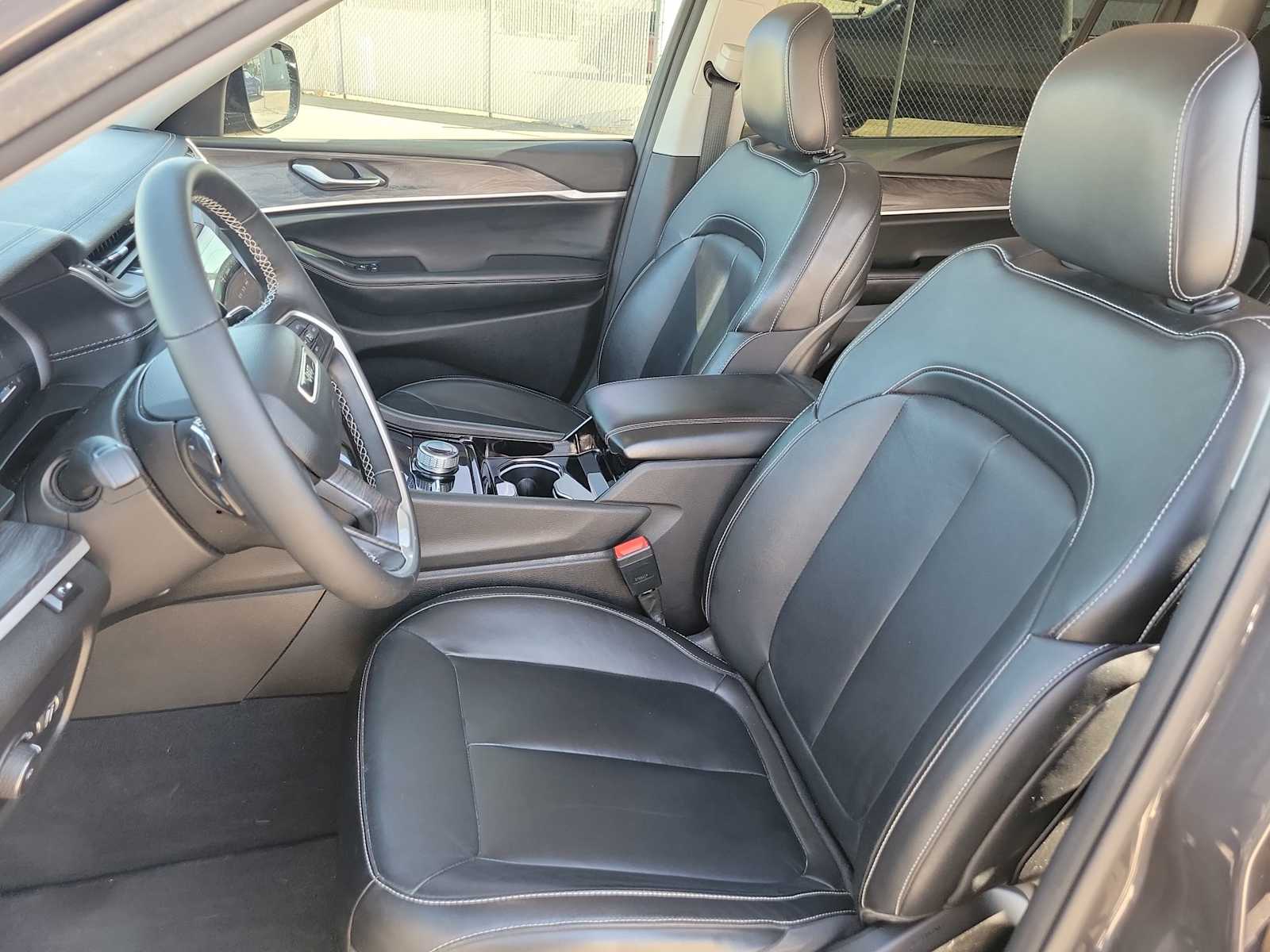 Thumbnail: 2022 Jeep Grand Cherokee - 15