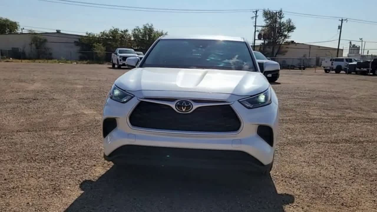 Thumbnail: 2023 Toyota Highlander - 3